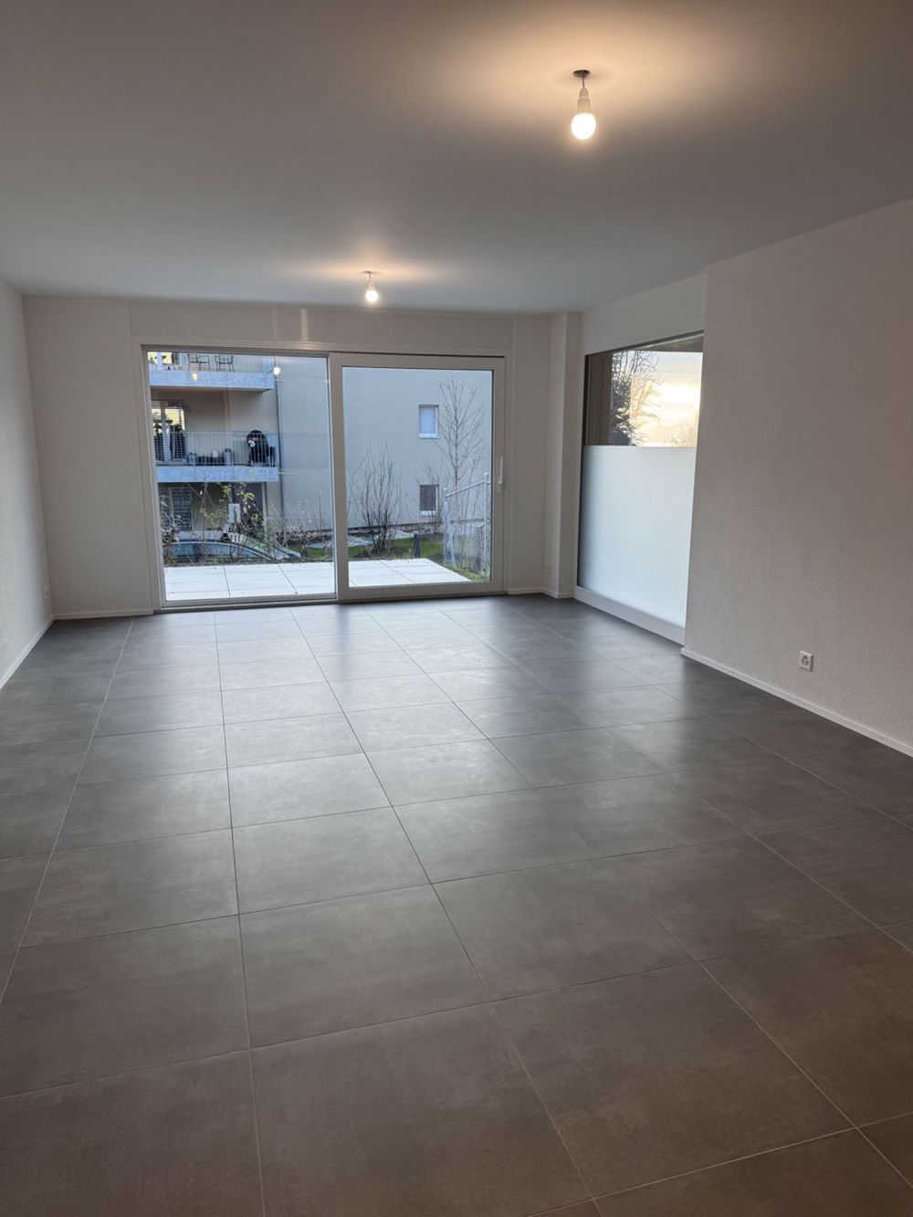 Magnifique 2.5 pièces neuf avec grande terrasse et garage souterrain - Bild 1