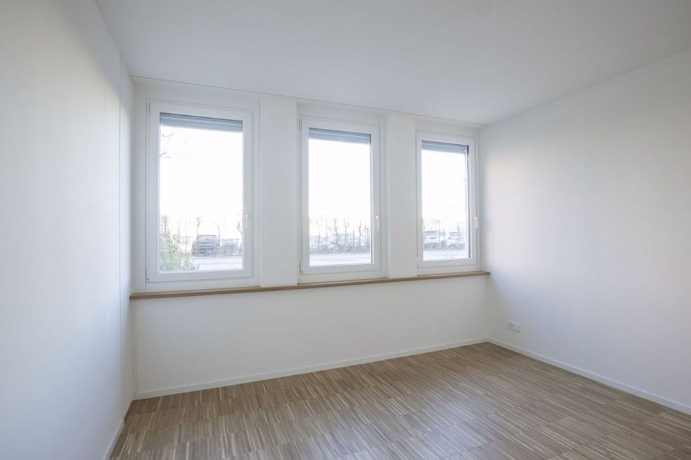ERSTVERMIETUNG - 3.5-Zi.-Wohnung mit Terrasse und Waschturm - Zimmer_vorne_links.jpg