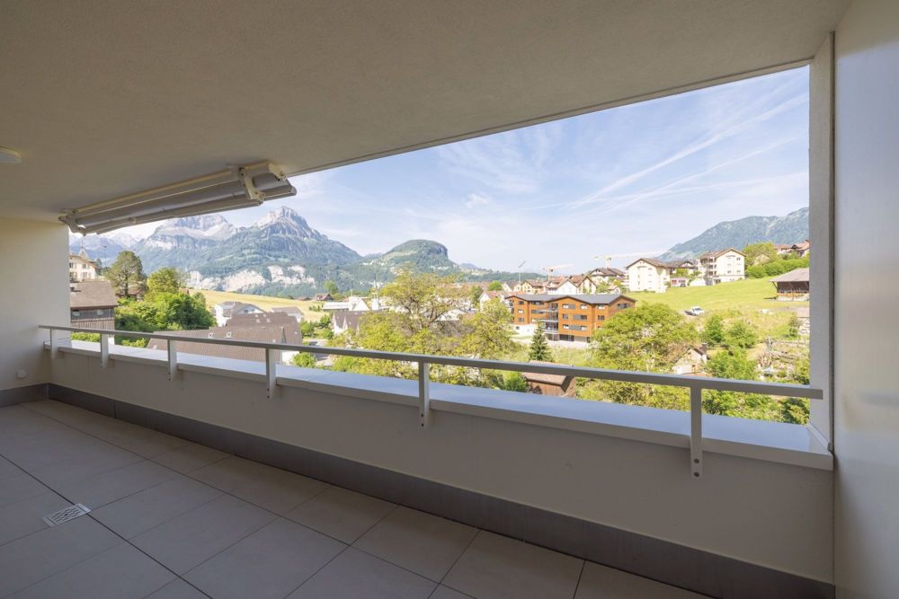 5.5-Zimmer Neubauwohnung - Umgeben von malerischer Berglandschaft - Balkon 1