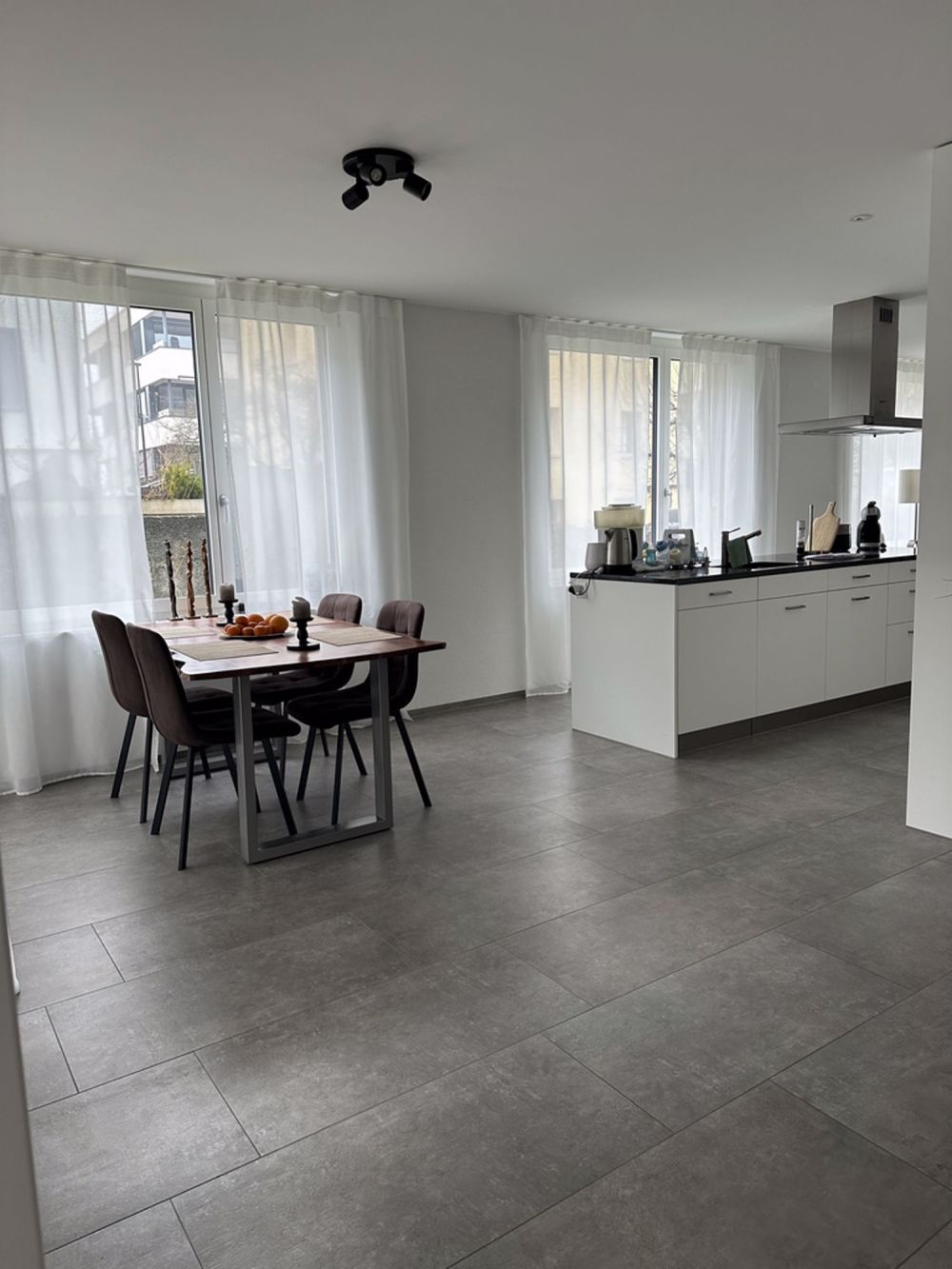 Moderne helle Wohnung - Esszimmer