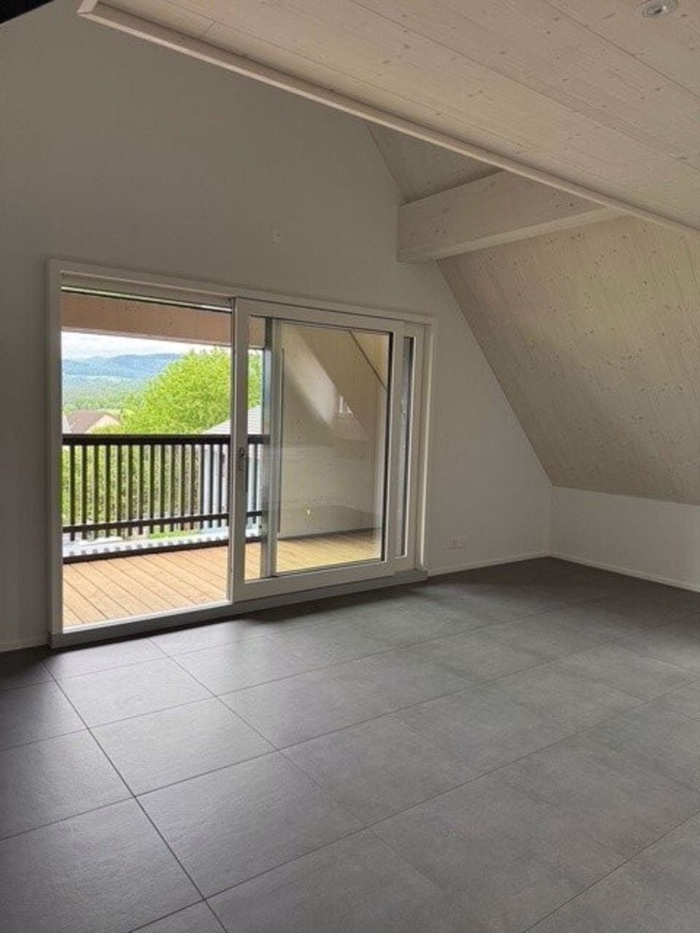 ERSTVERMIETUNG - Maisonette-Wohnung mit Galerie und eigener Waschküche - Essplatz / Balkon