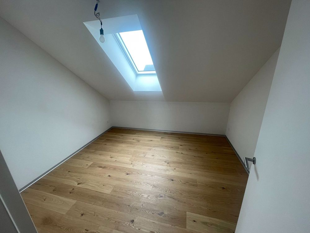 Helle Dachwohnung mit Aussicht auf den Jura - Bild 13