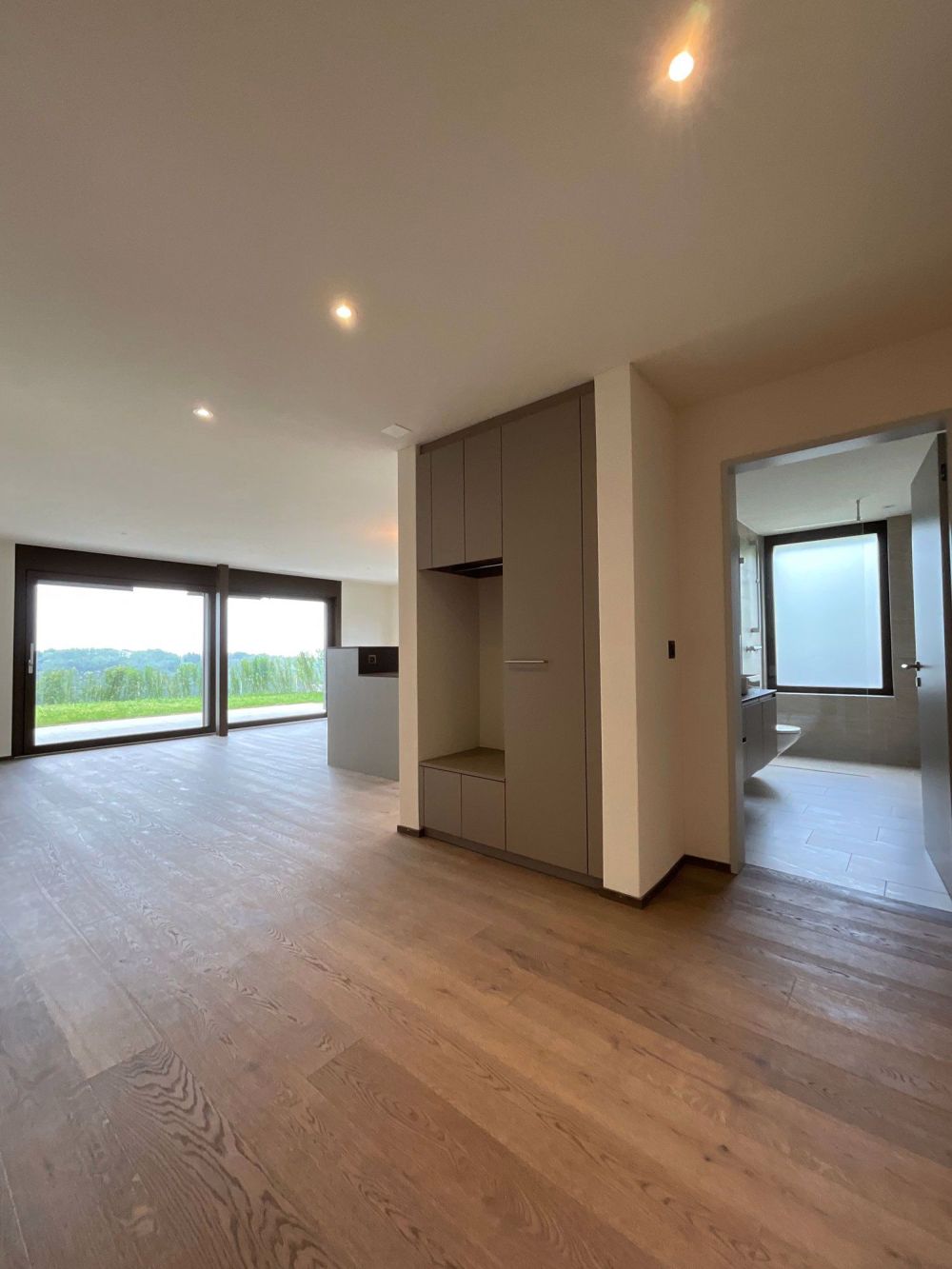 Grosse 3.5-Zimmer-Wohnung mit Garten und Bergblick - Bild 8
