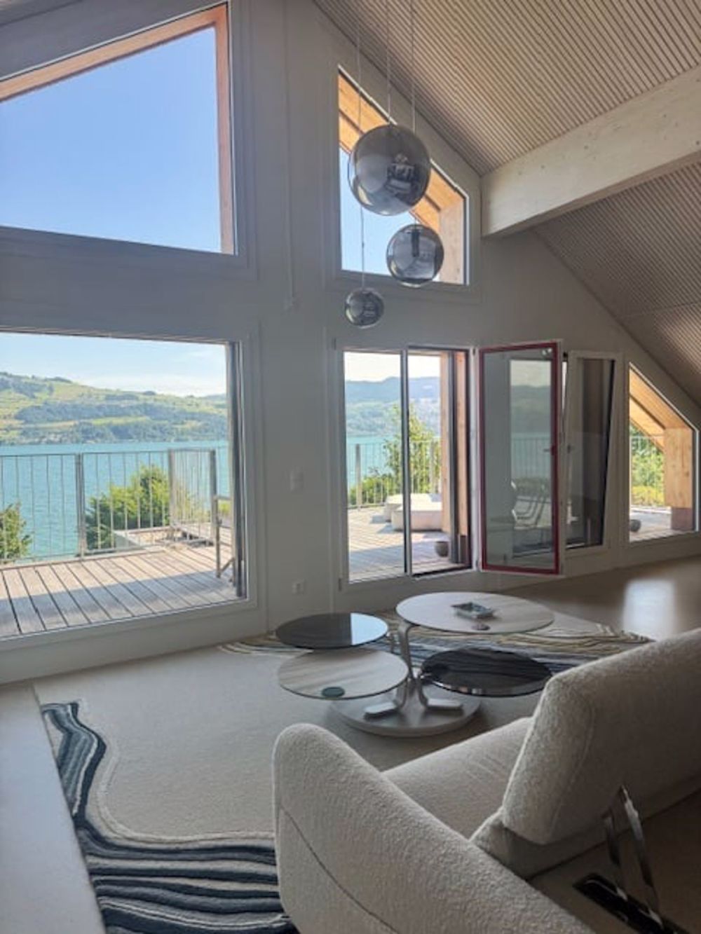 Traumhafte 3.5-Zimmer-Dachwohnung mit Seeblick und und privatem Seezugang in Uerikon - Bild 1
