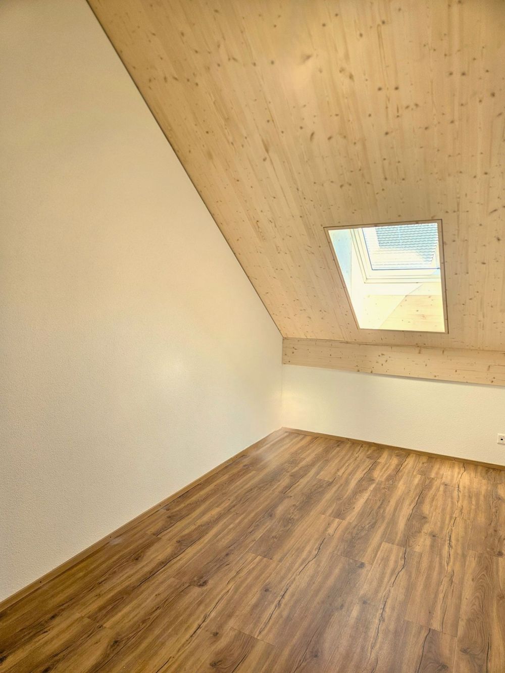 ERSTVERMIETUNG: 5.5-Zimmer-Dachwohnung in Schübelbach SZ - Zimmer