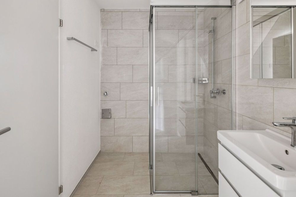 ERSTBEZUG - HOCHWERTIGES STUDIO - Nasszelle mit Dusche