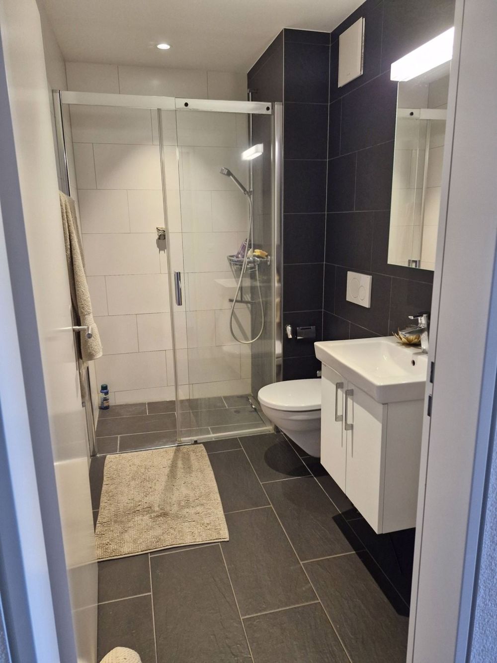 Moderne 4.5-Zimmerwohnung im Dorfkern in Arisdorf zu vermieten - Bad