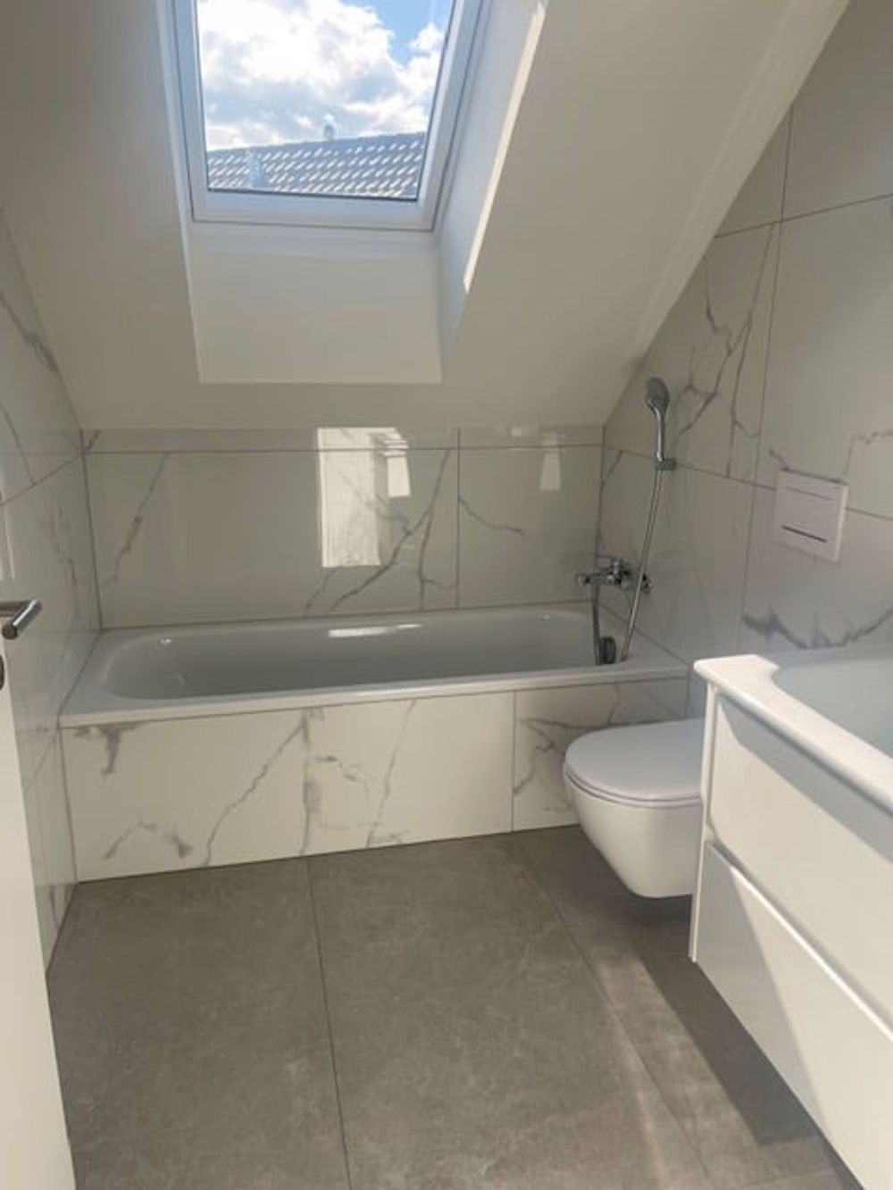Moderne 4.5-Zimmer-Dachwohnung mit herrlicher Aussicht in Hermetschwil-Staffeln - Bild 8