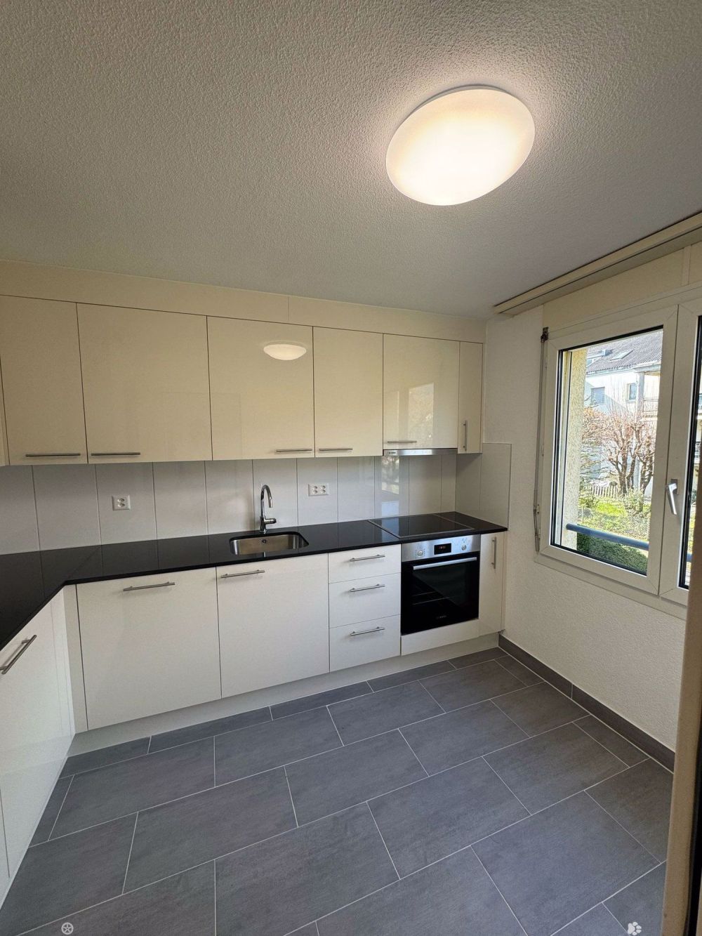 Geräumige 4.5-Zimmerwohnung mit brandneuer Küche - Bild 4