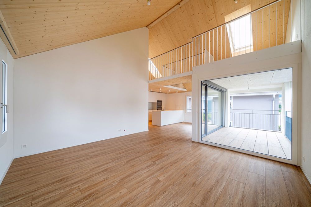 5.5 Zimmer Neubau Maisonettewohnung über dem Nebel in Einsiedeln - Blick_vom_Wohnbereich_Richtung_Galerie_oben.jpg