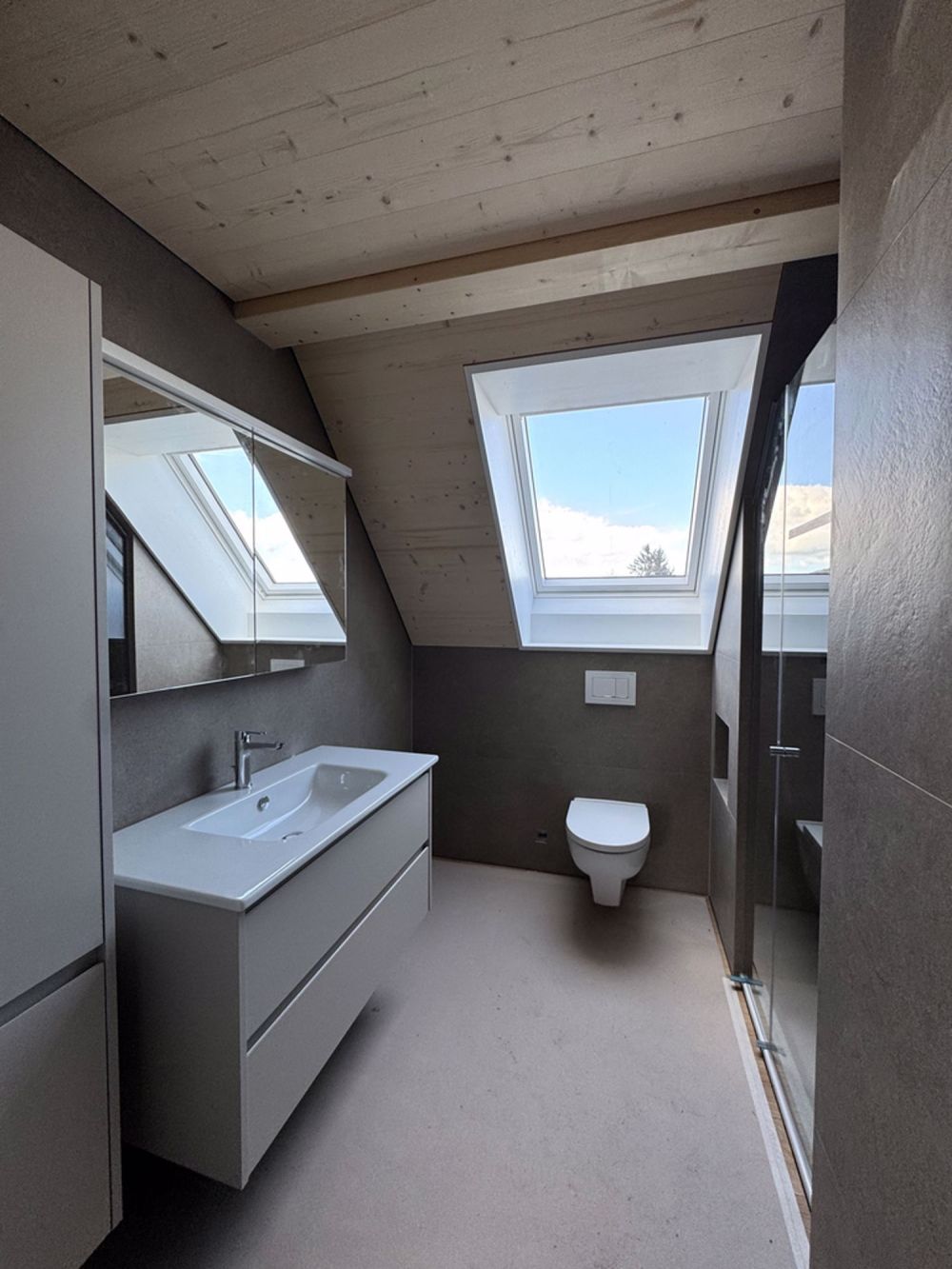 Erstvermietung - Dachwohnung mit Aussicht auf die Mythen - DU / WC
