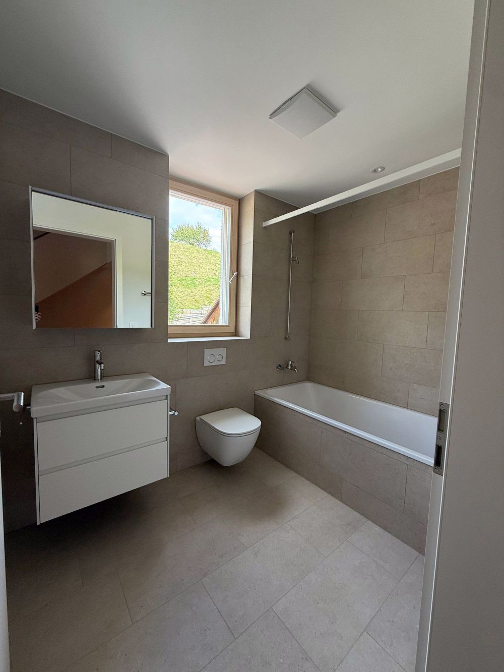 Neugebaute 4.5-Zimmer-Maisonettewohnung in ruhiger Lage in Blauen - Bild 13