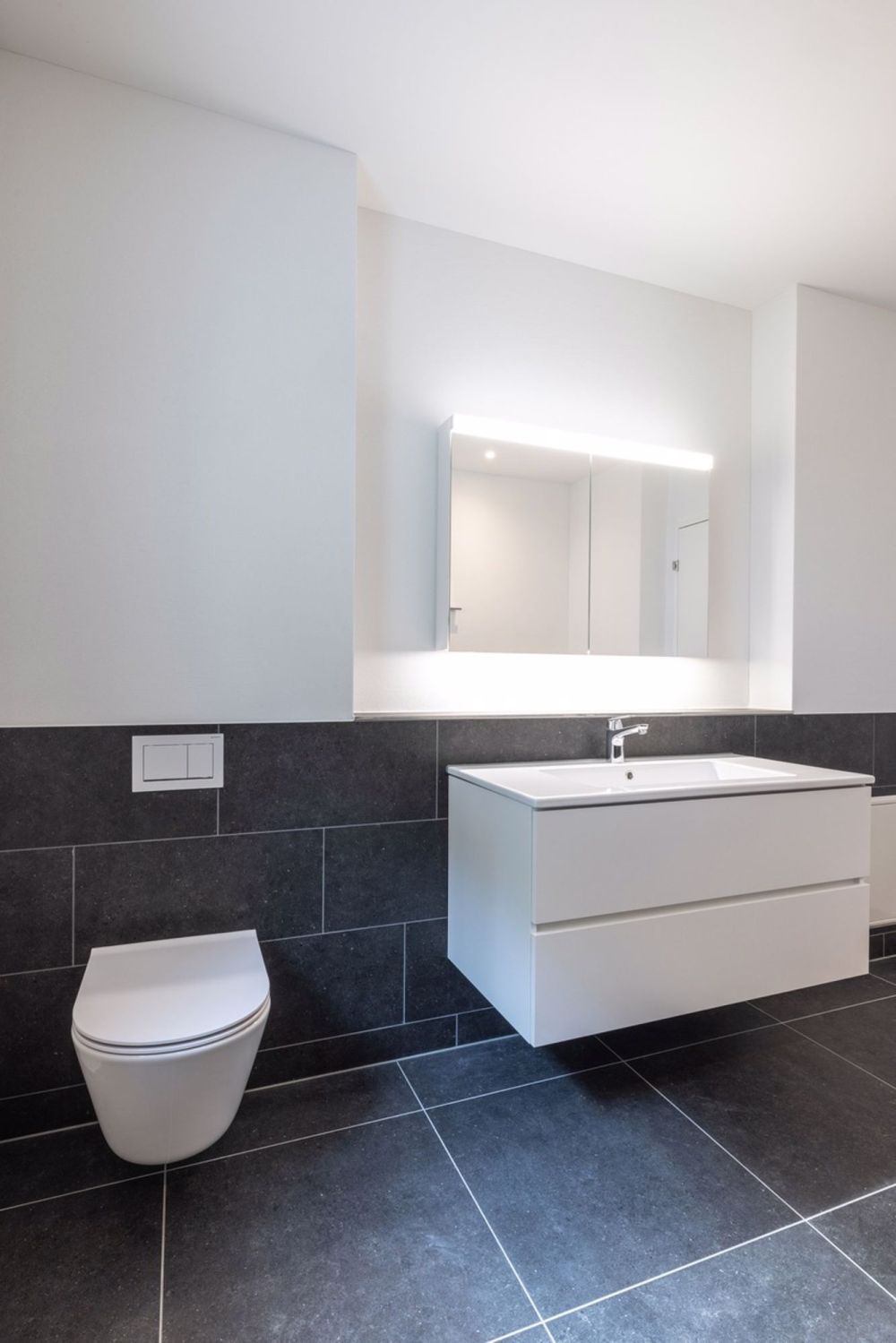 5.5-Zimmer Neubauwohnung - Umgeben von malerischer Berglandschaft - Bad/WC