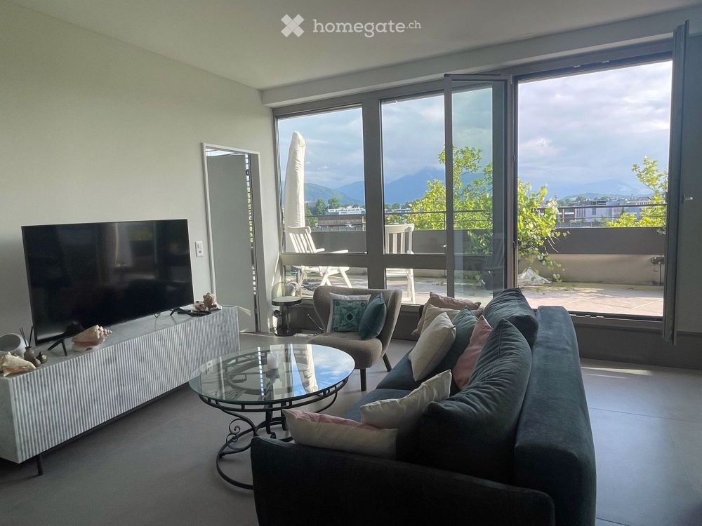 Helle und praktisch neue 2.5-Zimmer-Terrassenwohnung mit wunderbarer Aussicht auf die Rigi und Alpen - Bild 2