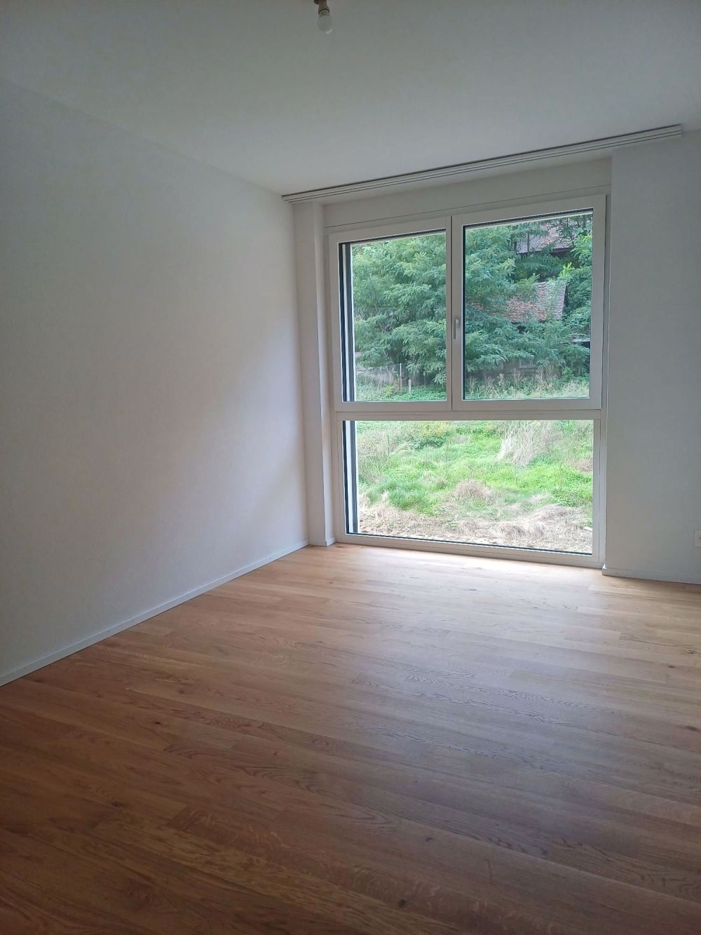 Neue 3½-Zimmer-Wohnungen von etwa 77 oder 83 m² mit: - Eingang mit Einbauschränken - Gut ausgestattete offene Küche - Helles Wohnzimmer mit Zugang zum Balkon oder zur Terrasse - Zwei Schlafzimmer - Badezimmer/WC mit Waschmaschine - Separates WC - Abstellraum in den etwa 83 m² großen Wohnungen - Balkon oder Terrasse - Bild 5