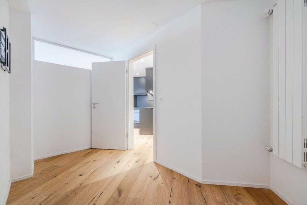 NEUBAU: Kernsanierte 2.5-Zimmer Wohnung mit Balkon - Bild 4