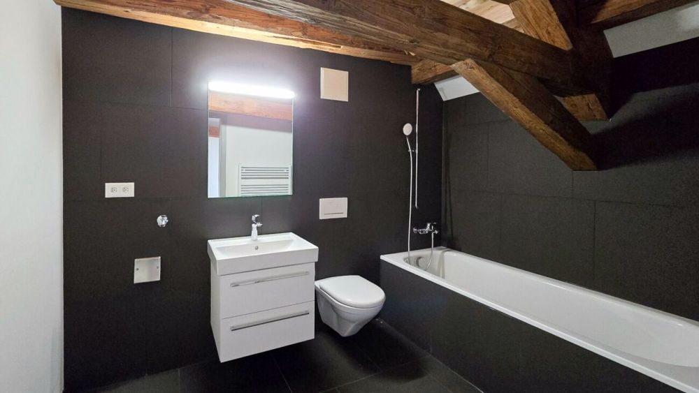Moderne 2.5 Zimmer-Dachwohnung - Moderne Nasszelle mit Badewanne und Waschturm