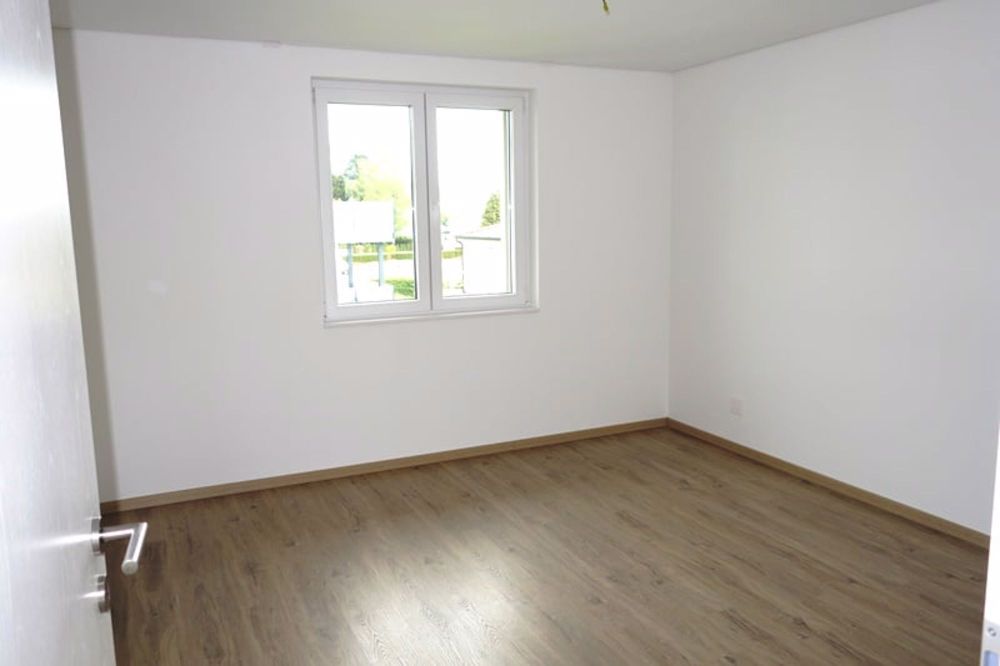 Sehr geräumige Wohnung wie neu mit 4,5 Zimmern und zwei Parkplätzen - Bild 4