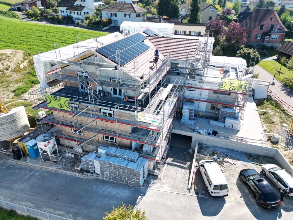 Erstvermietung grosszügige 3.5-Zimmer-Wohnung an bevorzugter Hanglage - Bild 1