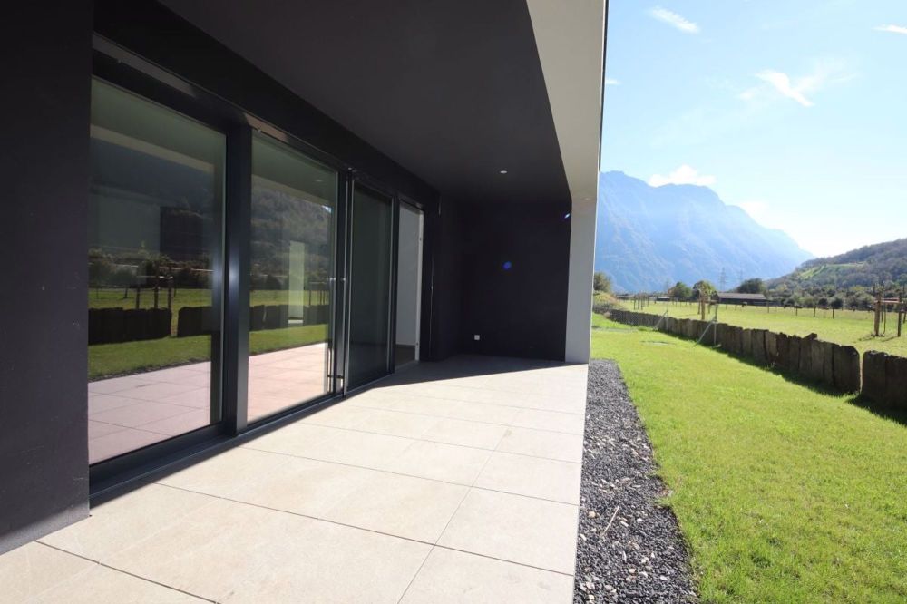 Moderne Wohnung mit überdachter Terrasse, Garten und Garage – Pollegio - Bild 1