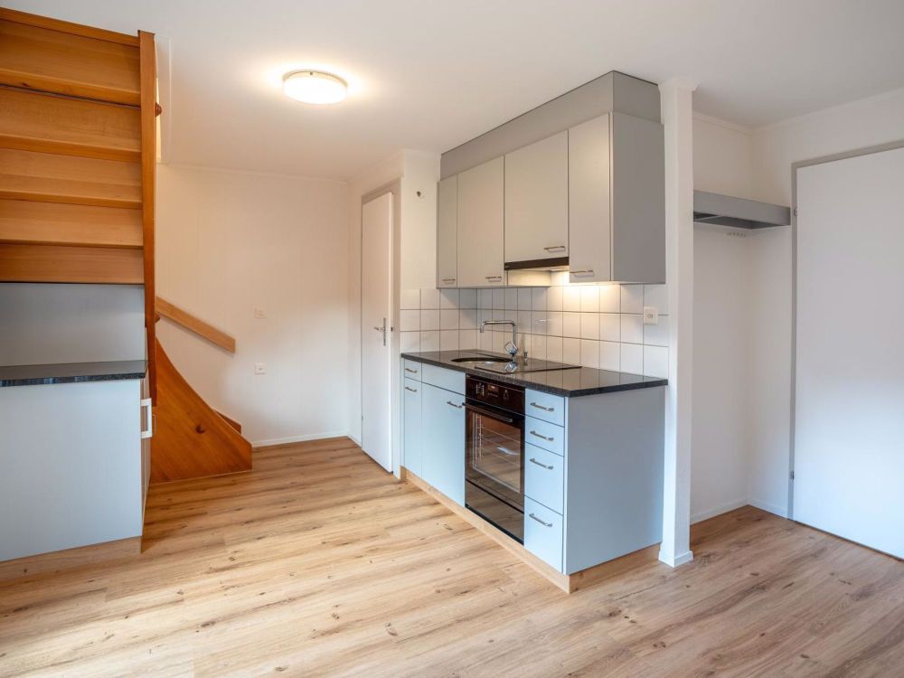 Erstvermietung nach Renovation: Kompakte Maisonette-Wohnung mit Balkon - Wohnen/Essen/Kochen