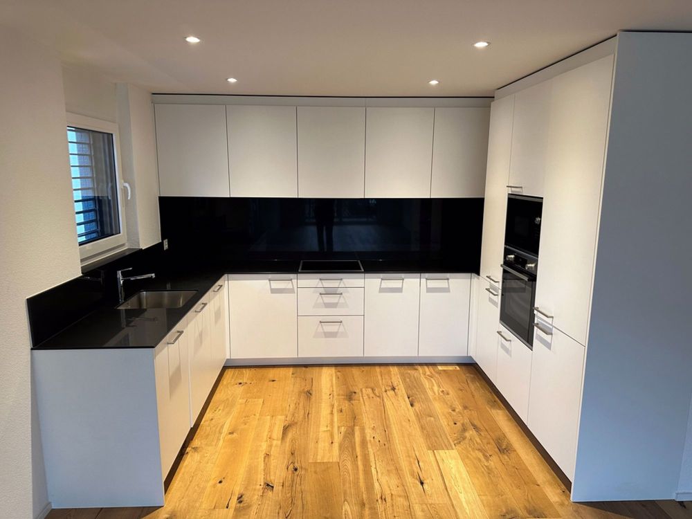 Exklusive, grosszügige und helle Wohnung in Weiach - Kueche.jpg