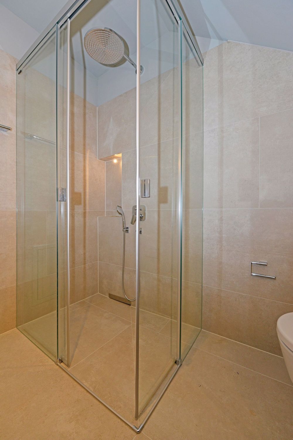 Hochwertige 3.5 Zimmer-Maisonette-Dachwohnung (100m²+) in Bassersdorf - Regendusche