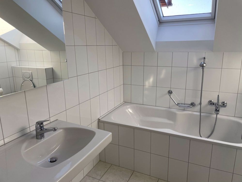 Neu möbliertes Zimmer in 4-Zimmer Wohnung mit großer Küche - Bild 3