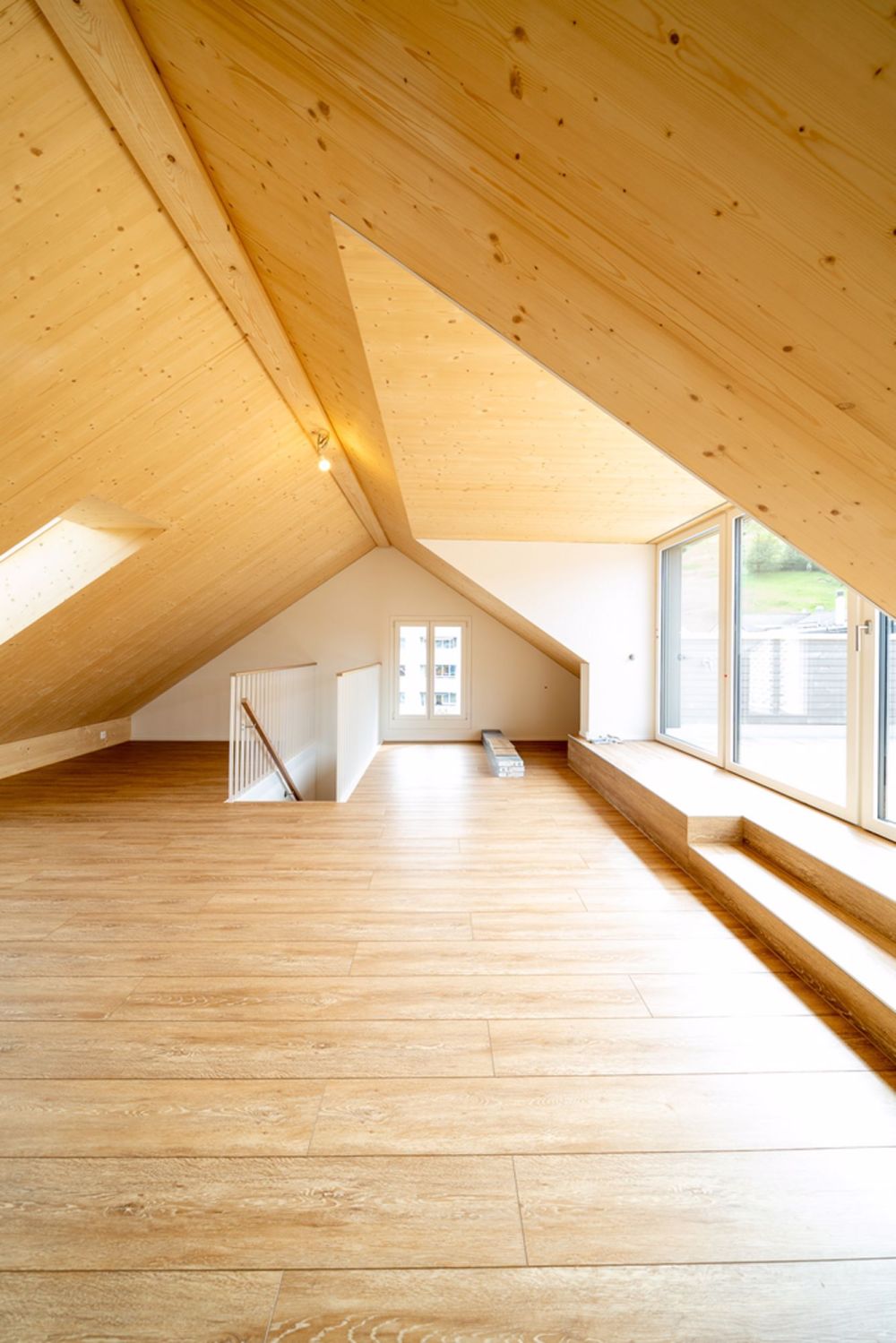 5.5 Zimmer Neubau Maisonettewohnung über dem Nebel in Einsiedeln - Obere Fläche mit Ausgang zu Balkon