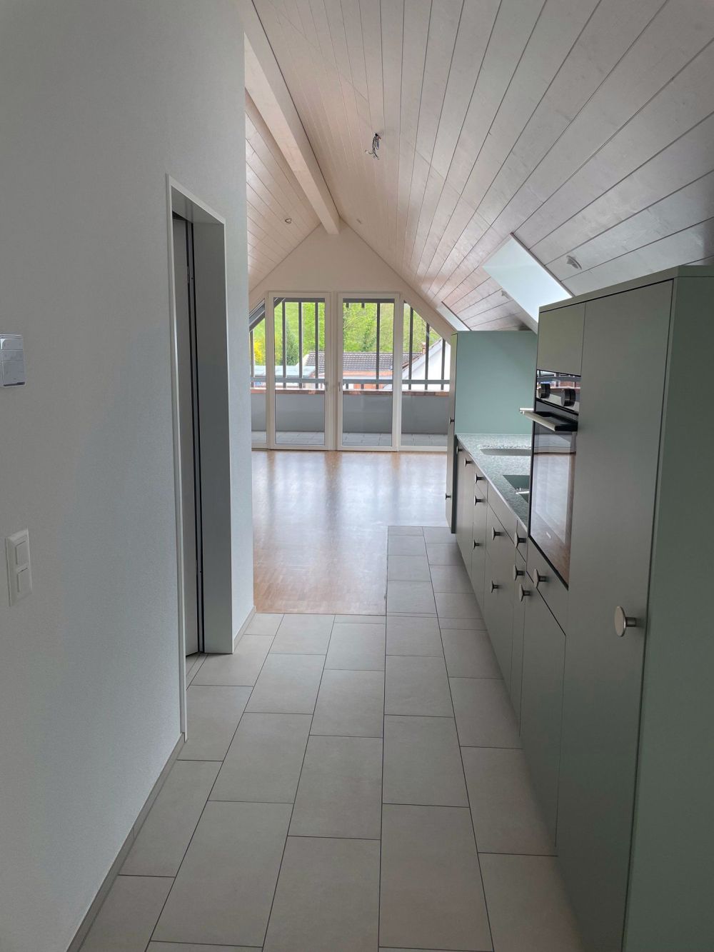 Erstvermietung: 3 1/2-Zimmer-Wohnung mit Loggia im Dachgeschoss - Bild 3
