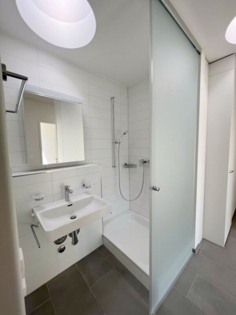 Erstbezug unserer neu sanierten 3.5 Zimmerwohnung! - Bad mit Dusche