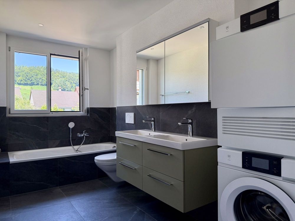 Moderne 4.5-Zimmer-Neubauwohnung mit Loggia - Erstvermietung - Bad / WC