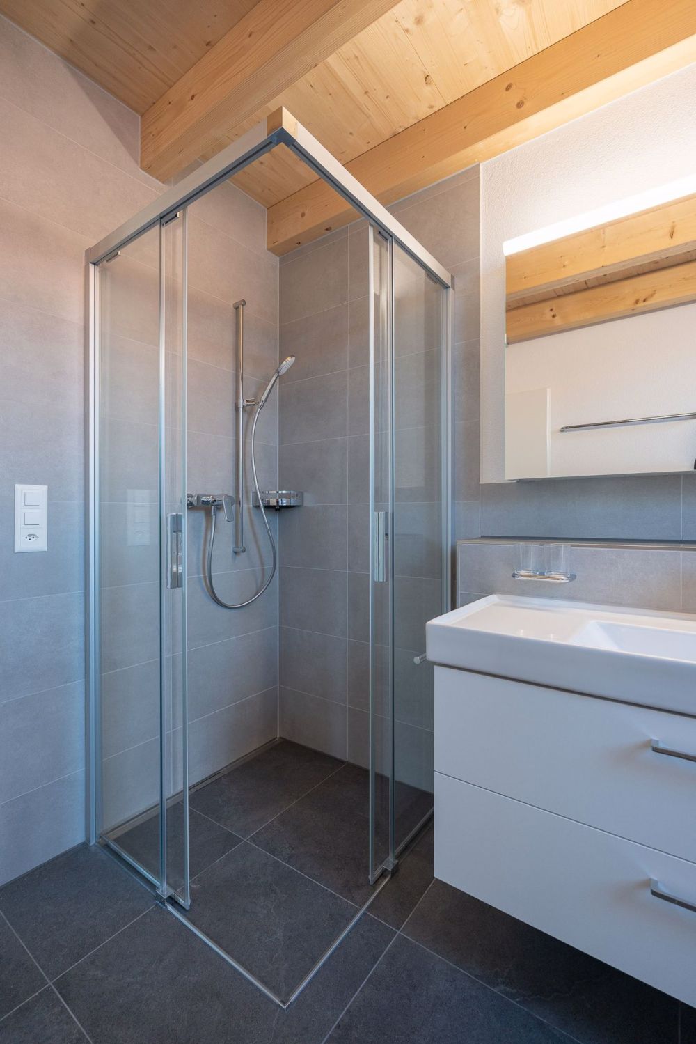 NEUBAU 2½-Zi-Dachwohnung im Eigentumsstandard, Galerie & traumhafter Aussicht! Ihr neuer Rückzugsort - Bild 7