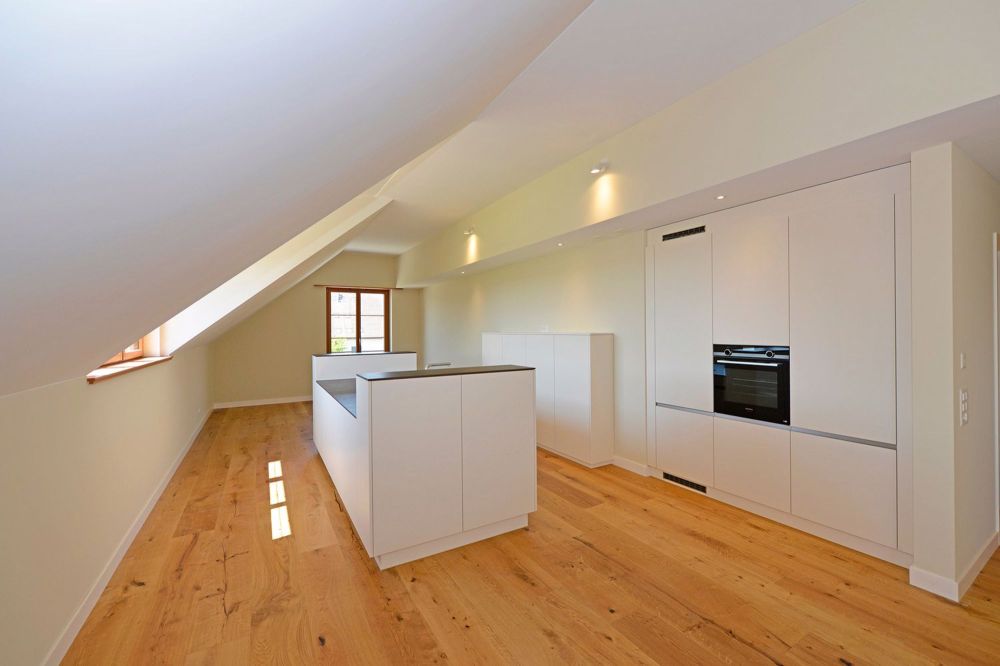 Hochwertige 3.5 Zimmer-Maisonette-Dachwohnung (100m²+) in Bassersdorf - Küche/Kochinsel