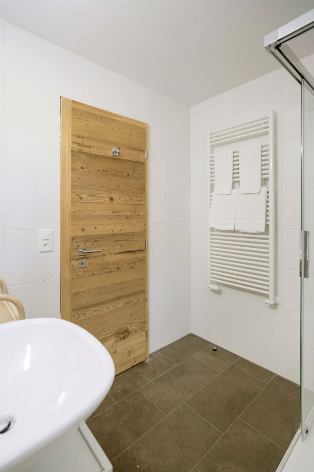 Stillvolle, kernsanierte und ruhige 2.5 Zi-Wohnung mit Panoramasicht - Bild 8