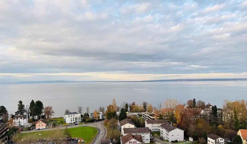 Einziehen und geniessen - Wohnen wo andere Ferien machen mit einmaliger Seesicht und Balkon - Bild 12