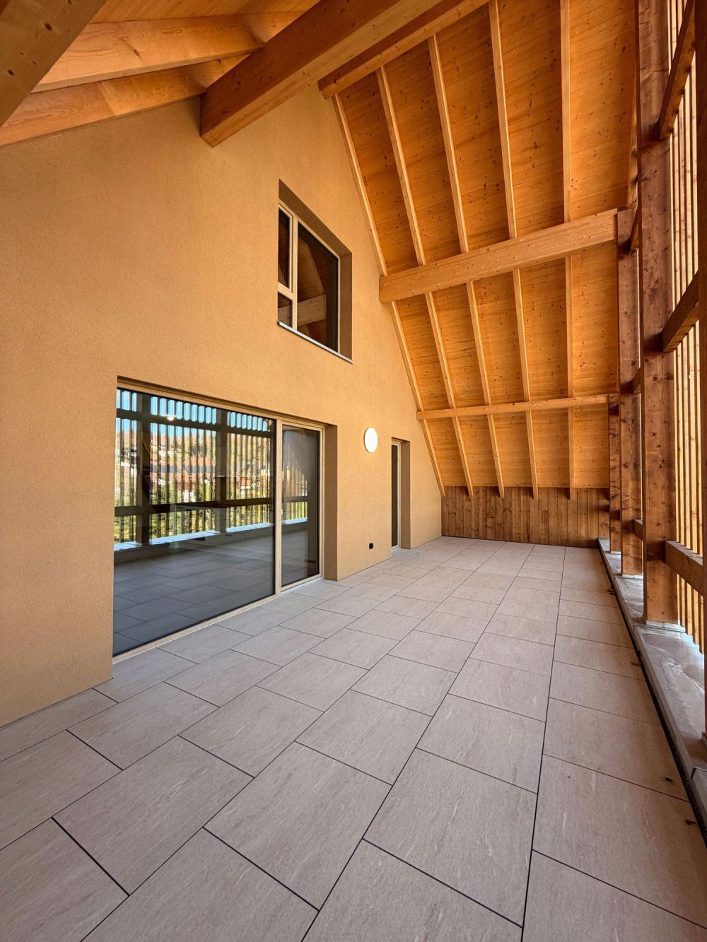 Neue 3.5-Zimmer-Wohnung in Coeuve mit sehr großem Balkon - Bild 2