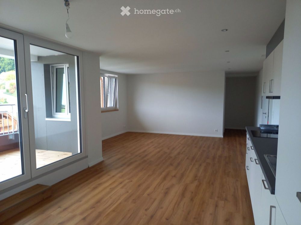 ERSTVERMIETUNG" Moderne 2.5-Zimmer-Dachwohnung mit Balkon in Heimberg - Bild 2