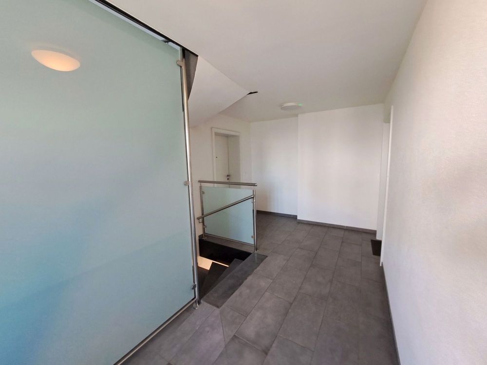 Sehr geräumige Wohnung wie neu mit 4,5 Zimmern und zwei Parkplätzen - Bild 7