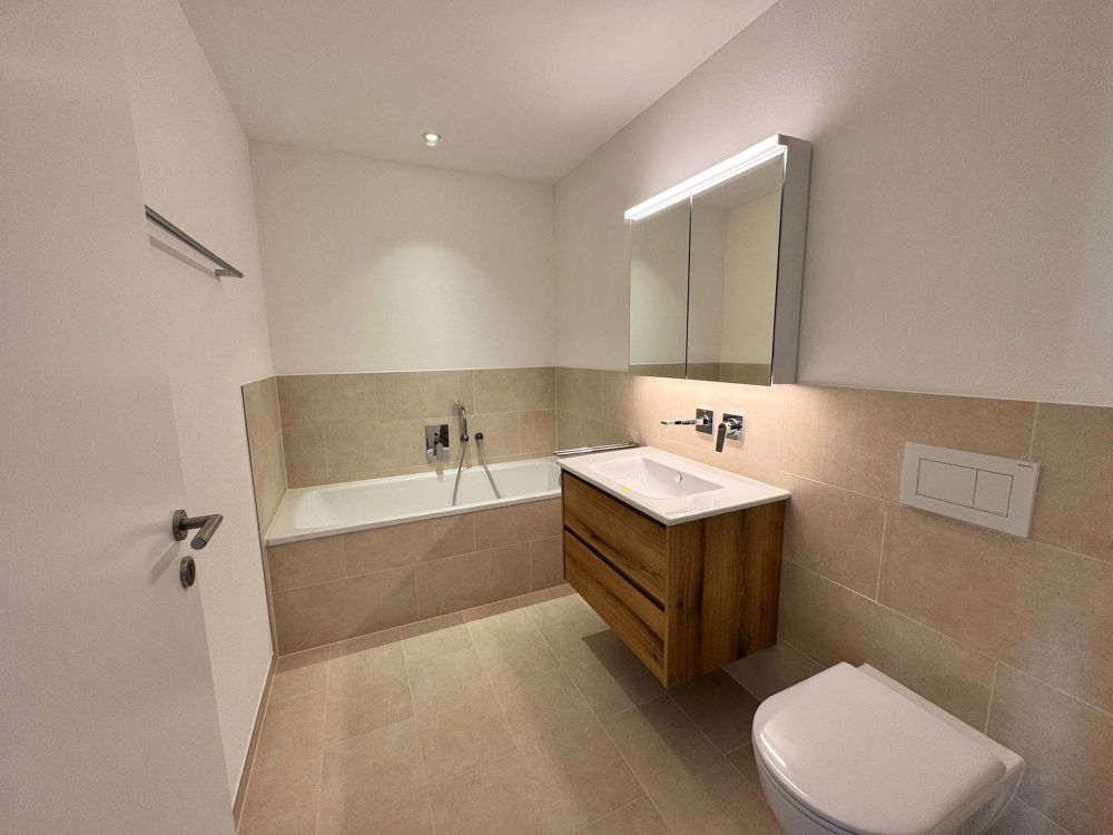 Moderne 4.5-Zimmer-Neubau-Wohnung mit Balkon und Garage - Bild 8