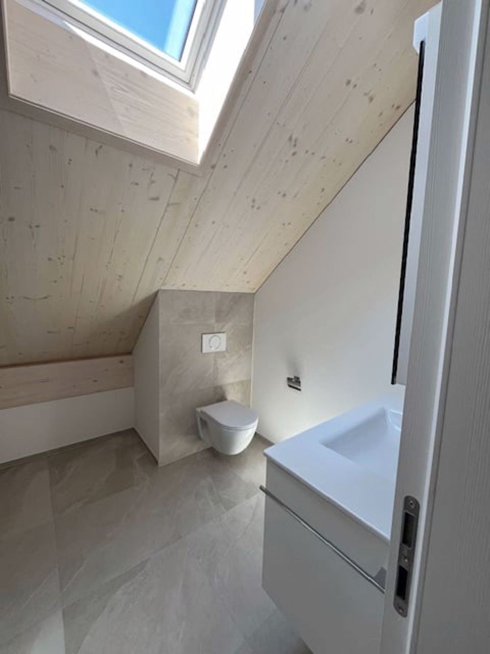 Moderne 3.5-Zimmer-Wohnung mit Panoramablick in Jonen - Bild 8