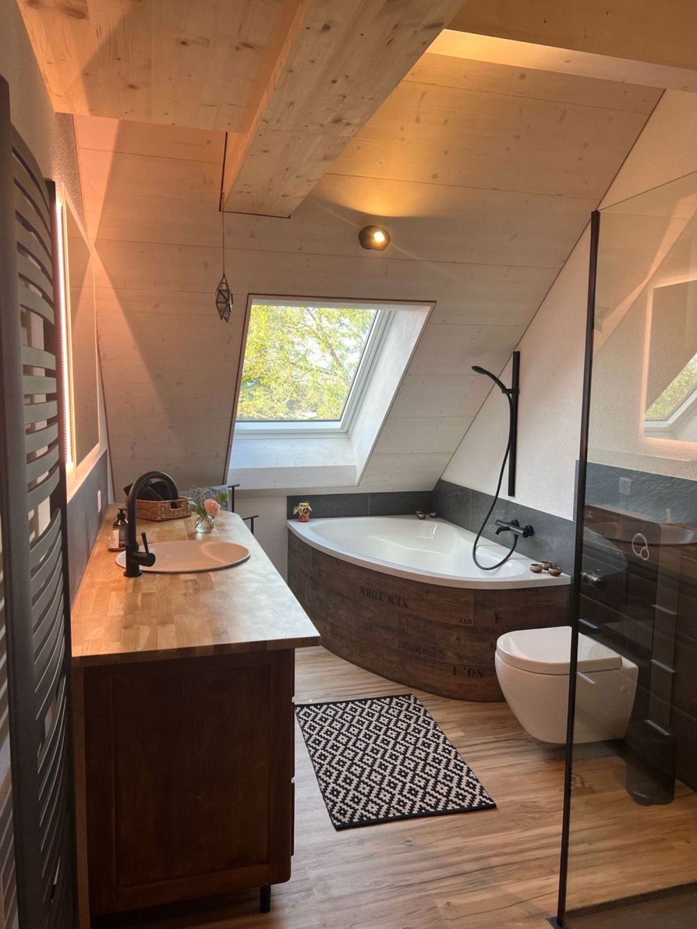 Fast neue, moderne Maisonette in historischem Bauernhaus nähe Murten - Bild 1