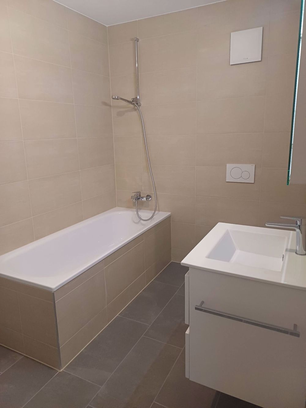 Neue 3½-Zimmer-Wohnungen von etwa 77 oder 83 m² mit: - Eingang mit Einbauschränken - Gut ausgestattete offene Küche - Helles Wohnzimmer mit Zugang zum Balkon oder zur Terrasse - Zwei Schlafzimmer - Badezimmer/WC mit Waschmaschine - Separates WC - Abstellraum in den etwa 83 m² großen Wohnungen - Balkon oder Terrasse - Bild 6