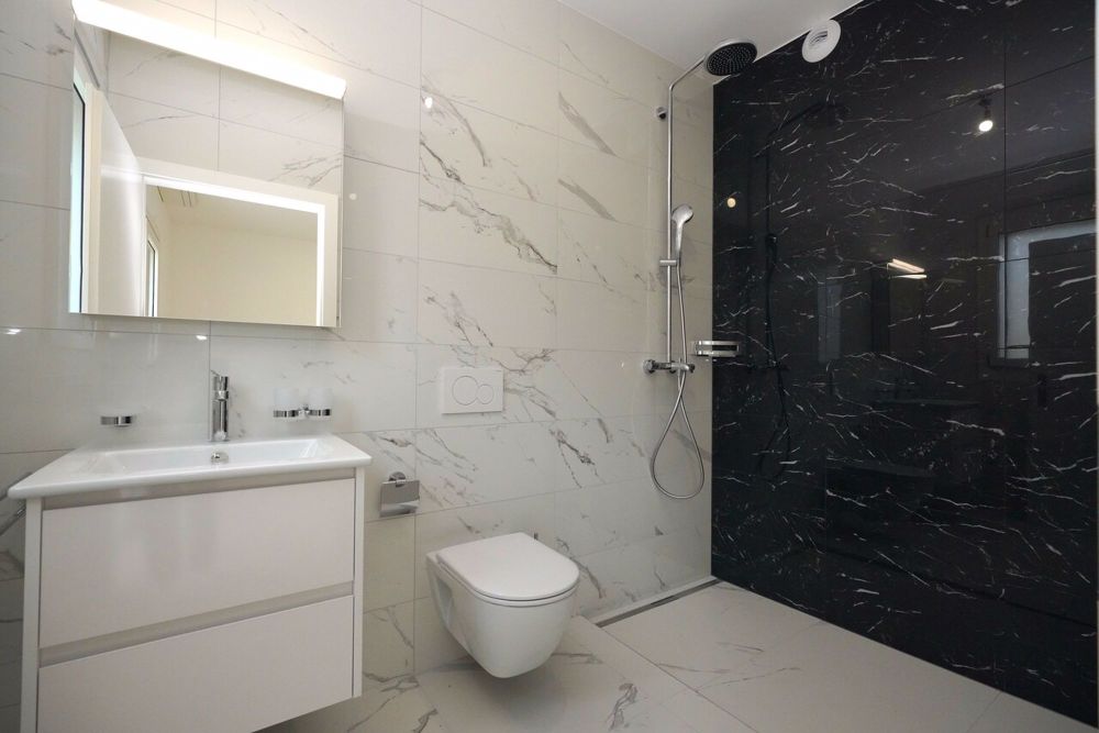 ATTIQUE D'EXCEPTION DE 4.5 PCES CENTRE-VILLE DE SIERRE - Salle de douche de la chambre parentale