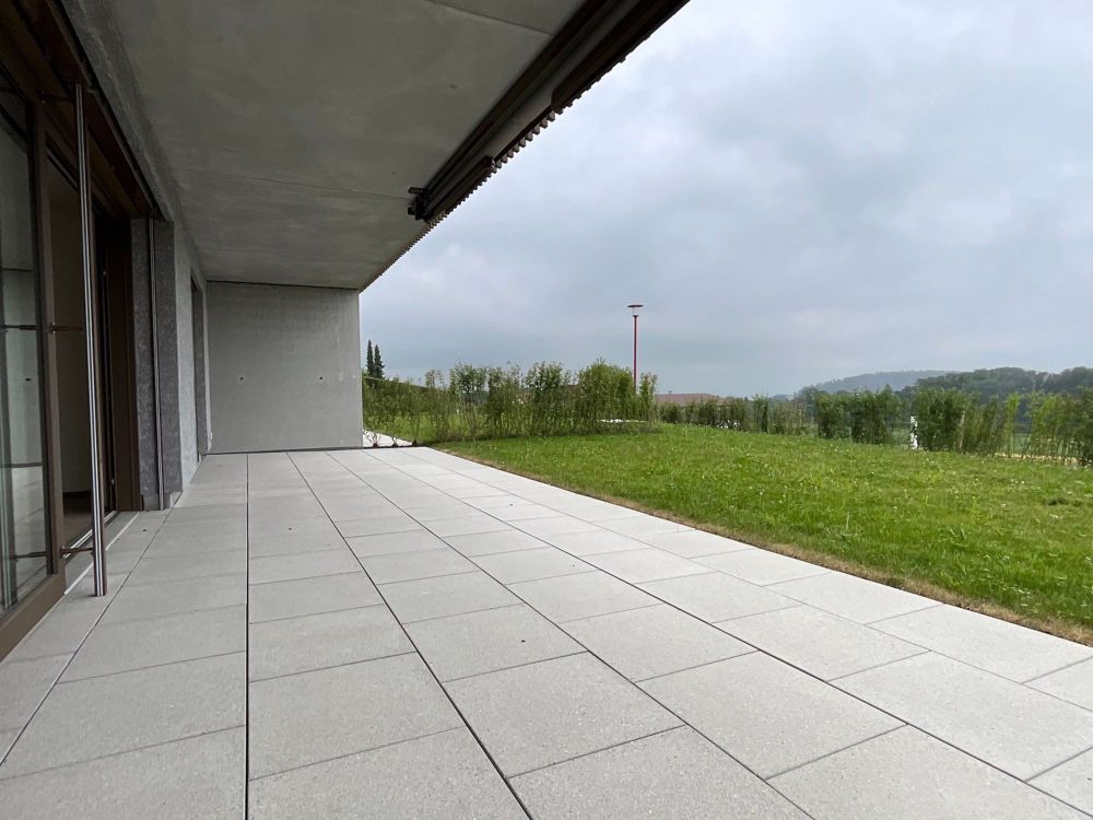 Grosse 3.5-Zimmer-Wohnung mit Garten und Bergblick - Bild 2