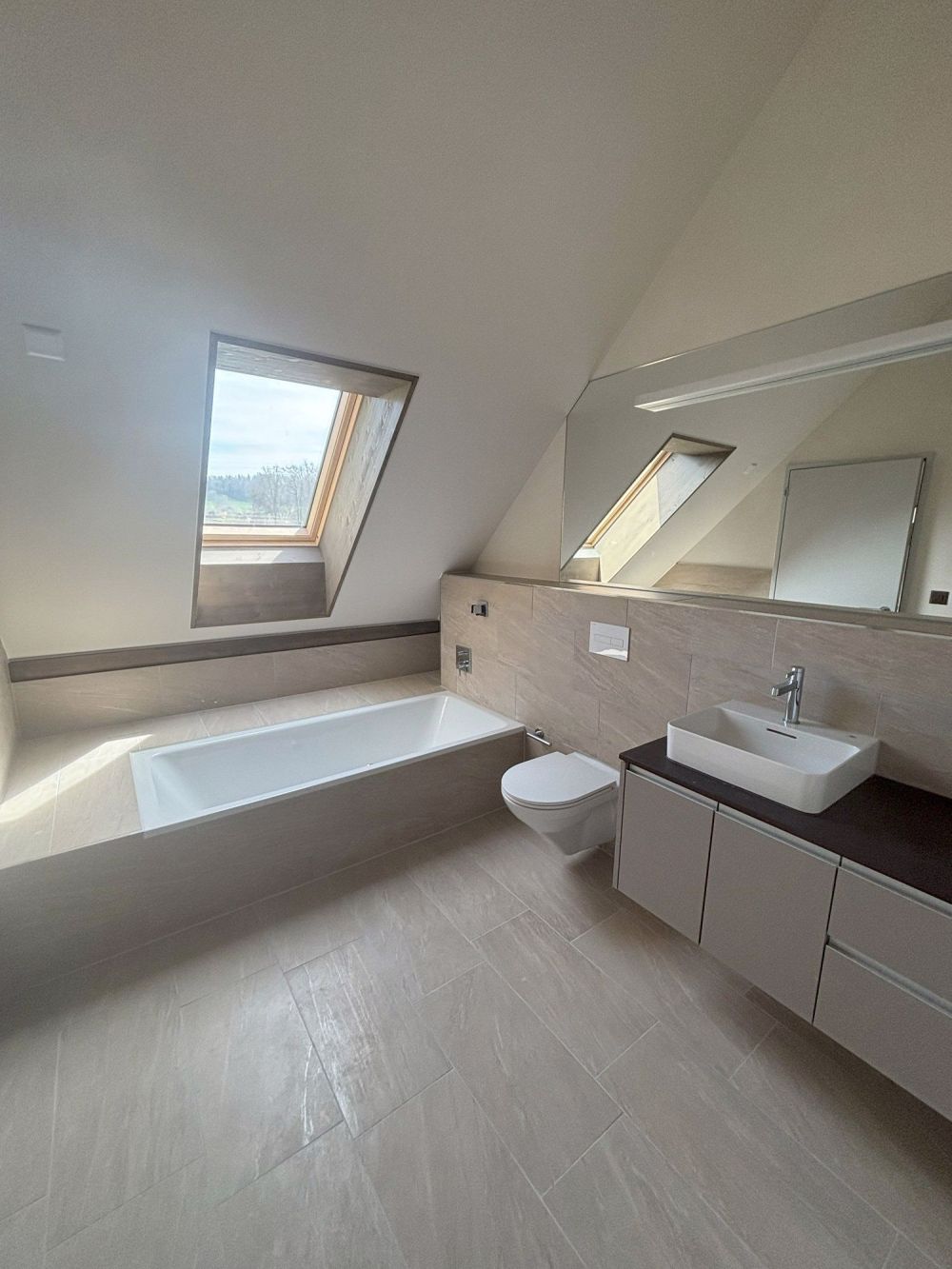 Neue 4.5 Zimmer-Maisonette-Wohnung mit charmanter Atmosphäre - Bild 3