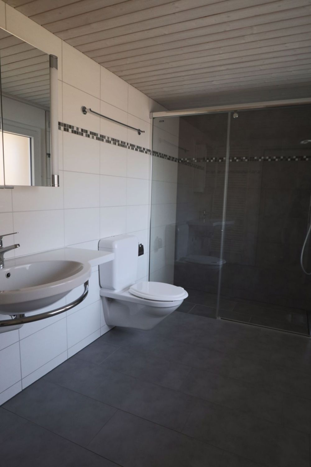 Erdgeschoss-Wohnung in heimeligem Quartier - Badezimmer 1