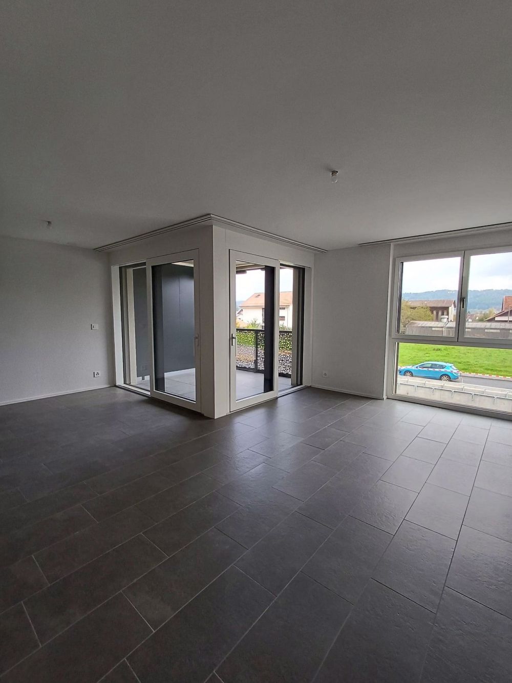Neue 3½-Zimmer-Wohnungen von etwa 77 oder 83 m² mit: - Eingang mit Einbauschränken - Gut ausgestattete offene Küche - Helles Wohnzimmer mit Zugang zum Balkon oder zur Terrasse - Zwei Schlafzimmer - Badezimmer/WC mit Waschmaschine - Separates WC - Abstellraum in den etwa 83 m² großen Wohnungen - Balkon oder Terrasse - Bild 4
