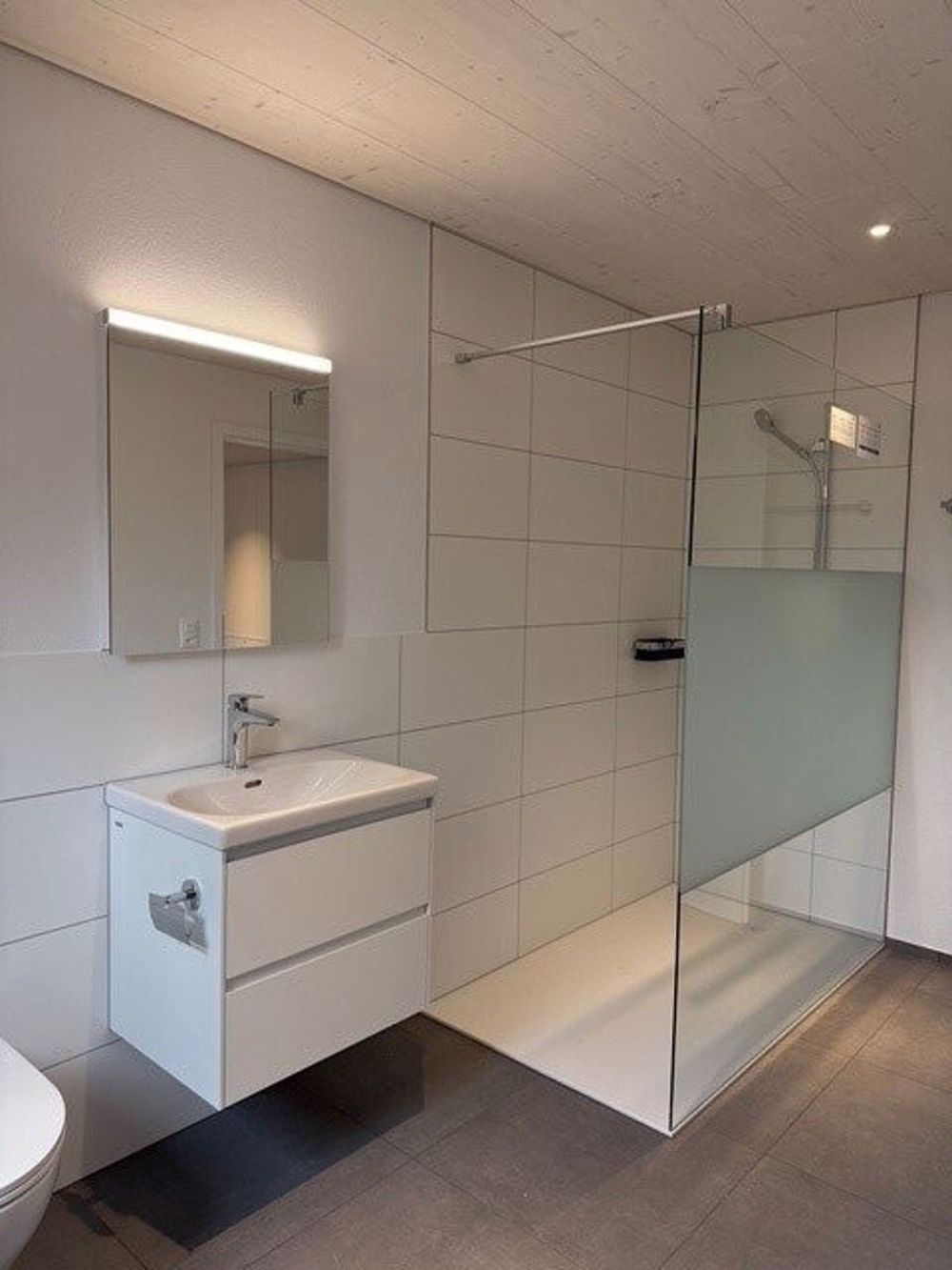 ERSTVERMIETUNG - Maisonette-Wohnung mit Galerie und eigener Waschküche - Badezimmer mit Dusche