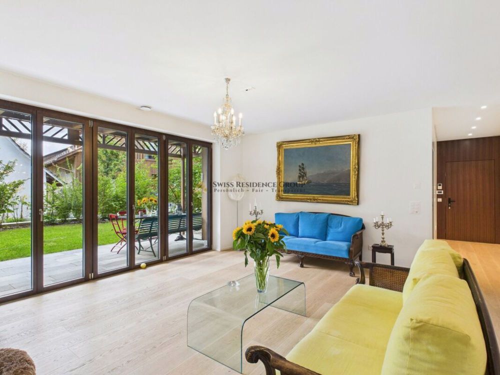 Nur wenige Schritte bis zum Seeufer - Wohnzimmer mit Blick zum Garten